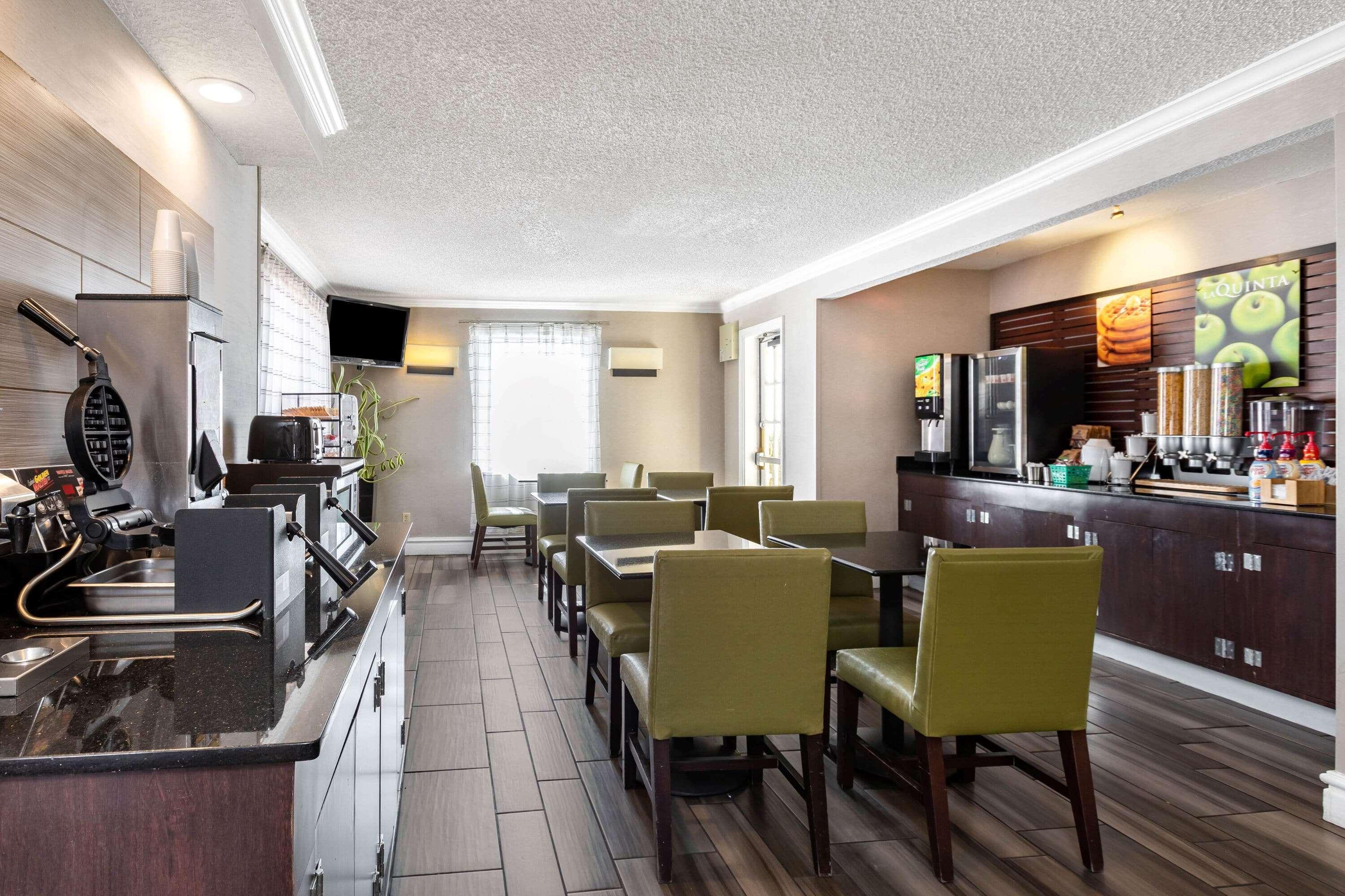 Travelodge By Wyndham - Airport