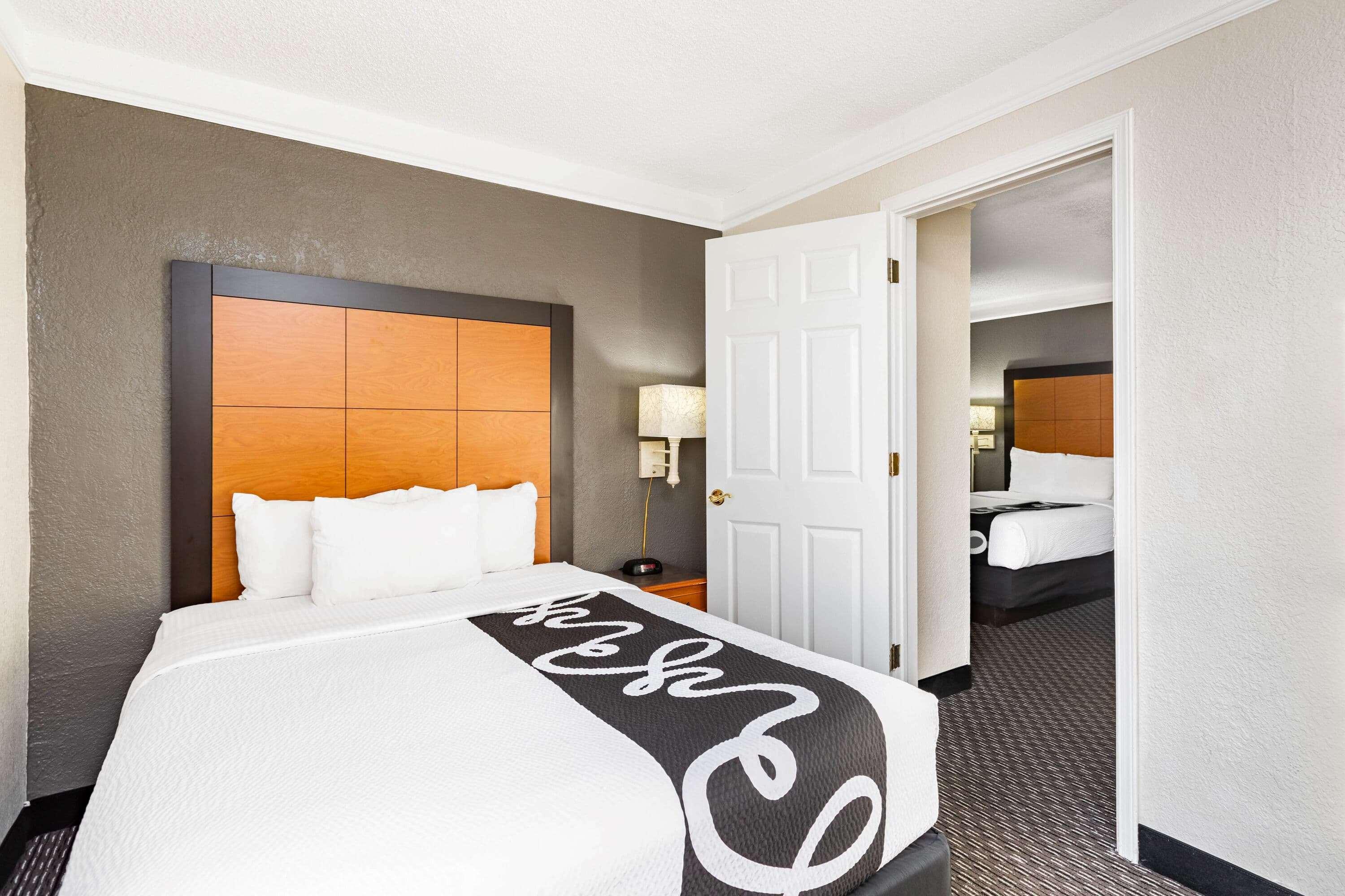 Travelodge By Wyndham - Airport